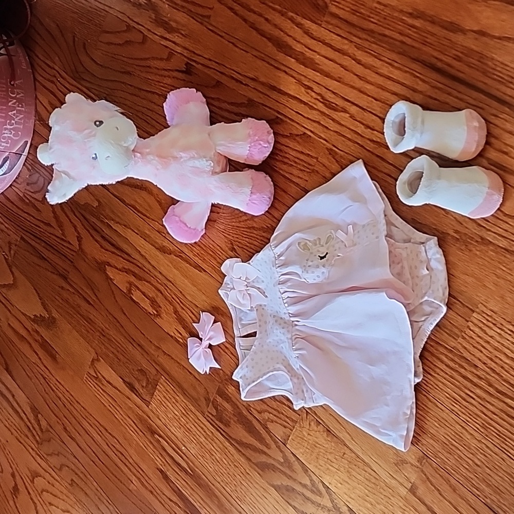 Baby girl 0-3 month giraffe onesie,bow,socks& soo soft stuffed giraffe rattle.